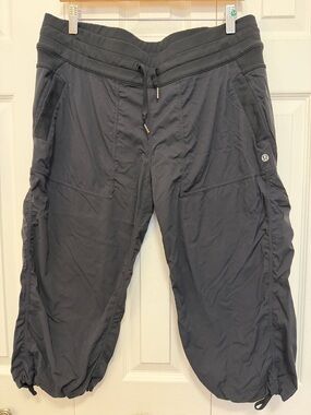 Lululemon black capri, inseam 17”